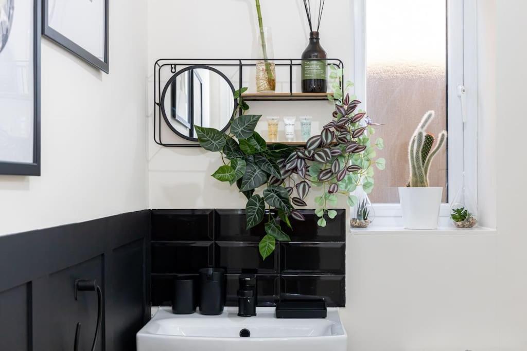 Trox - A Cosy Escape - Free Parking Manchester