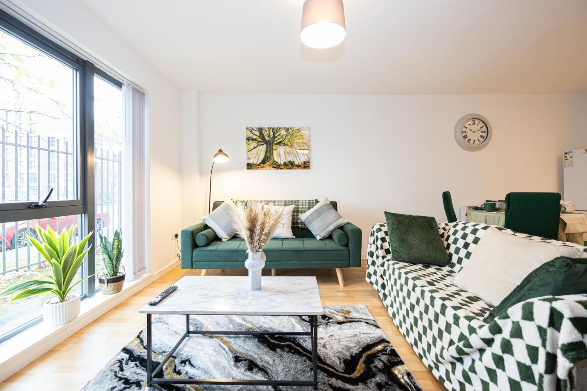 - Luxury Serviced Apartment, Close To Old Trafford, Centre, Media City, Etihad, Coop Live, Ao Arena, Salford Quays, Sleeps Up To 6, With Free Private Car Parking Manchester