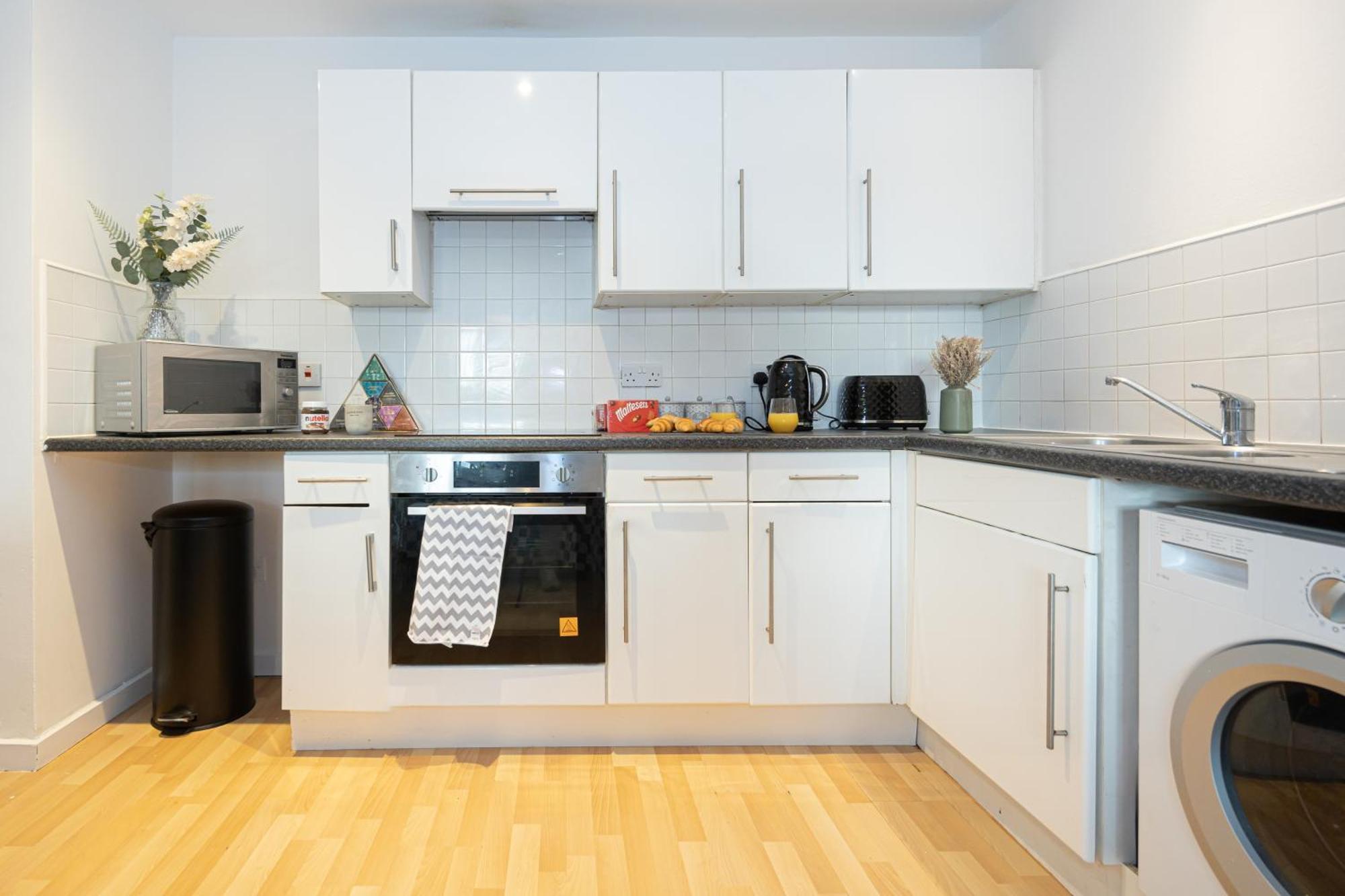 - Luxury Serviced Apartment, Close To Old Trafford, Centre, Media City, Etihad, Coop Live, Ao Arena, Salford Quays, Sleeps Up To 6, With Free Private Car Parking