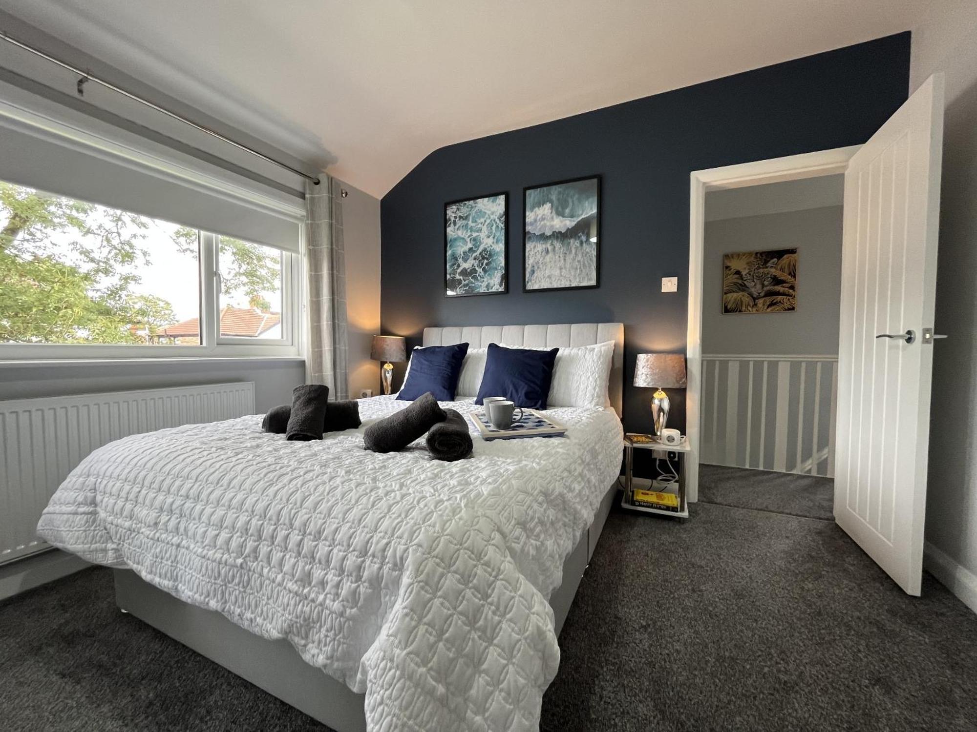 Modern 3-bed Stay-away-home Sleeps 6 Nr Holiday home *