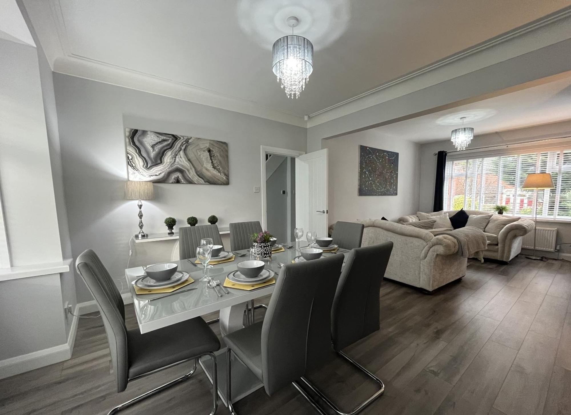 Modern 3-bed Stay-away-home Sleeps 6 Nr Holiday home