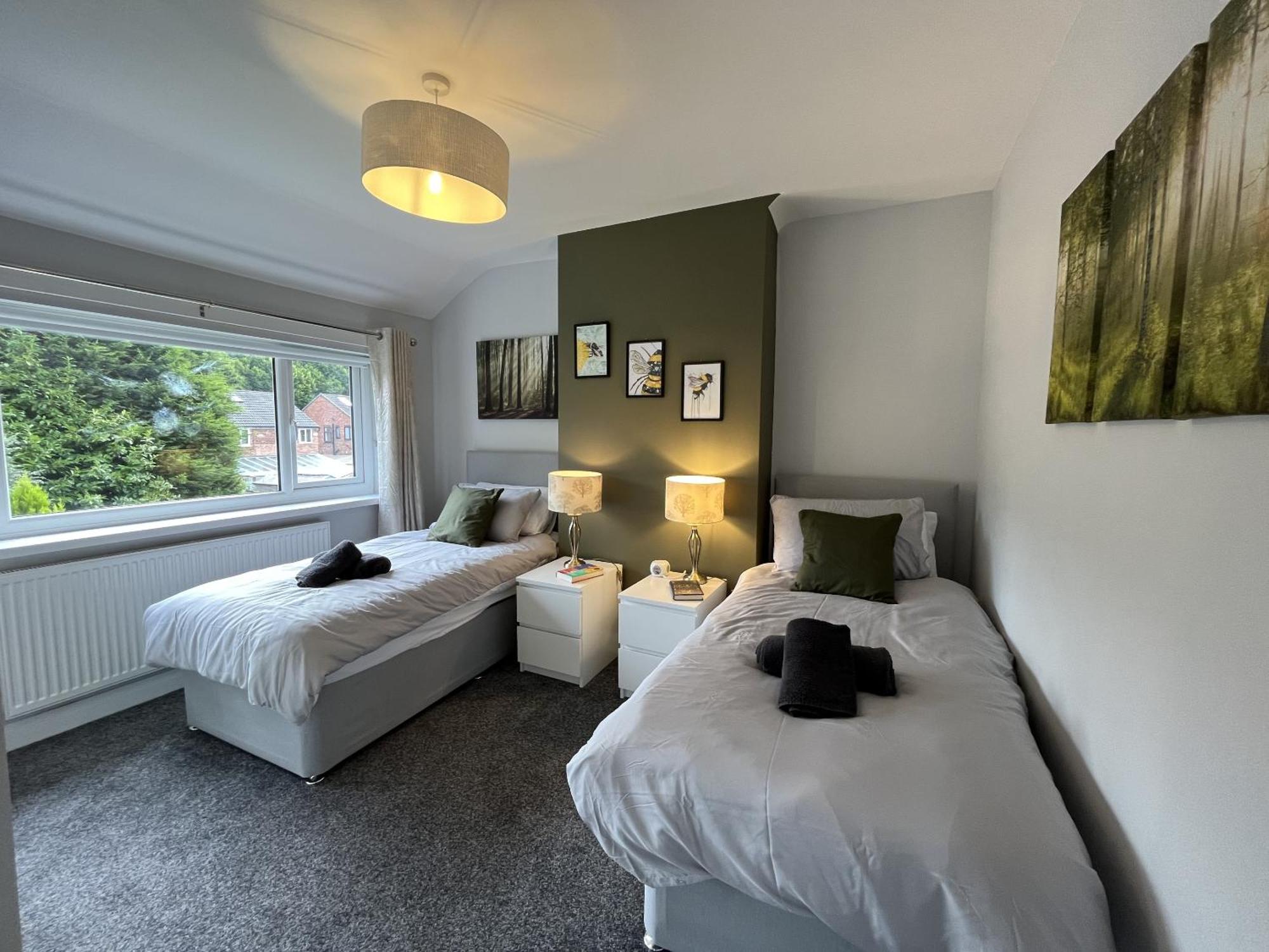 Holiday home Modern 3-bed Stay-away-home Sleeps 6 Nr