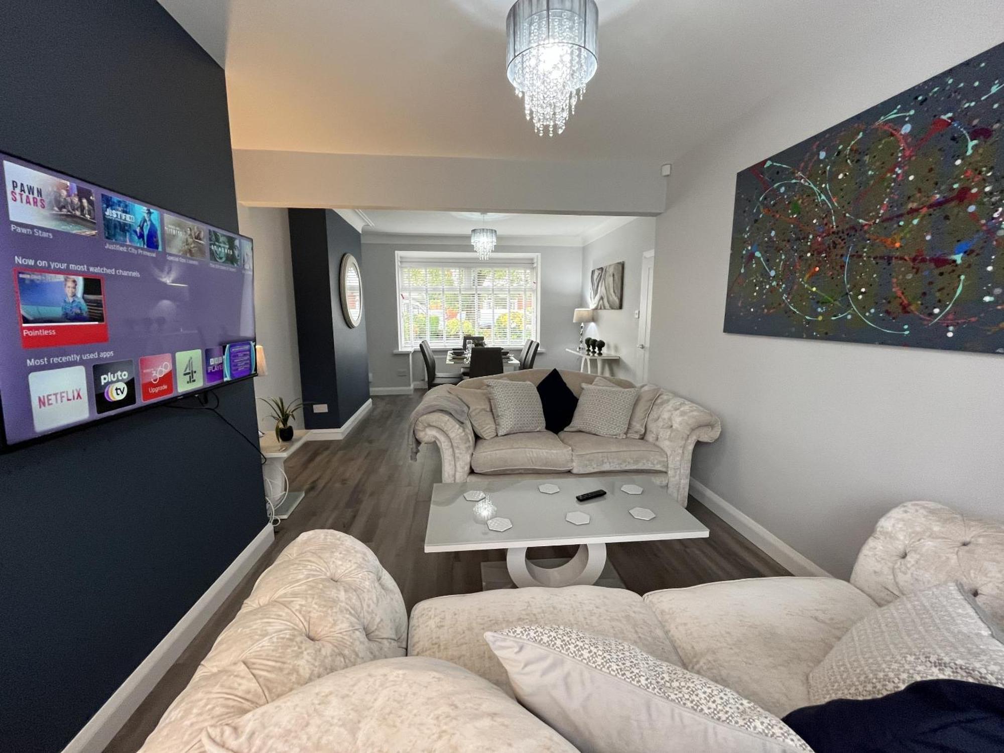 Holiday home Modern 3-bed Stay-away-home Sleeps 6 Nr *