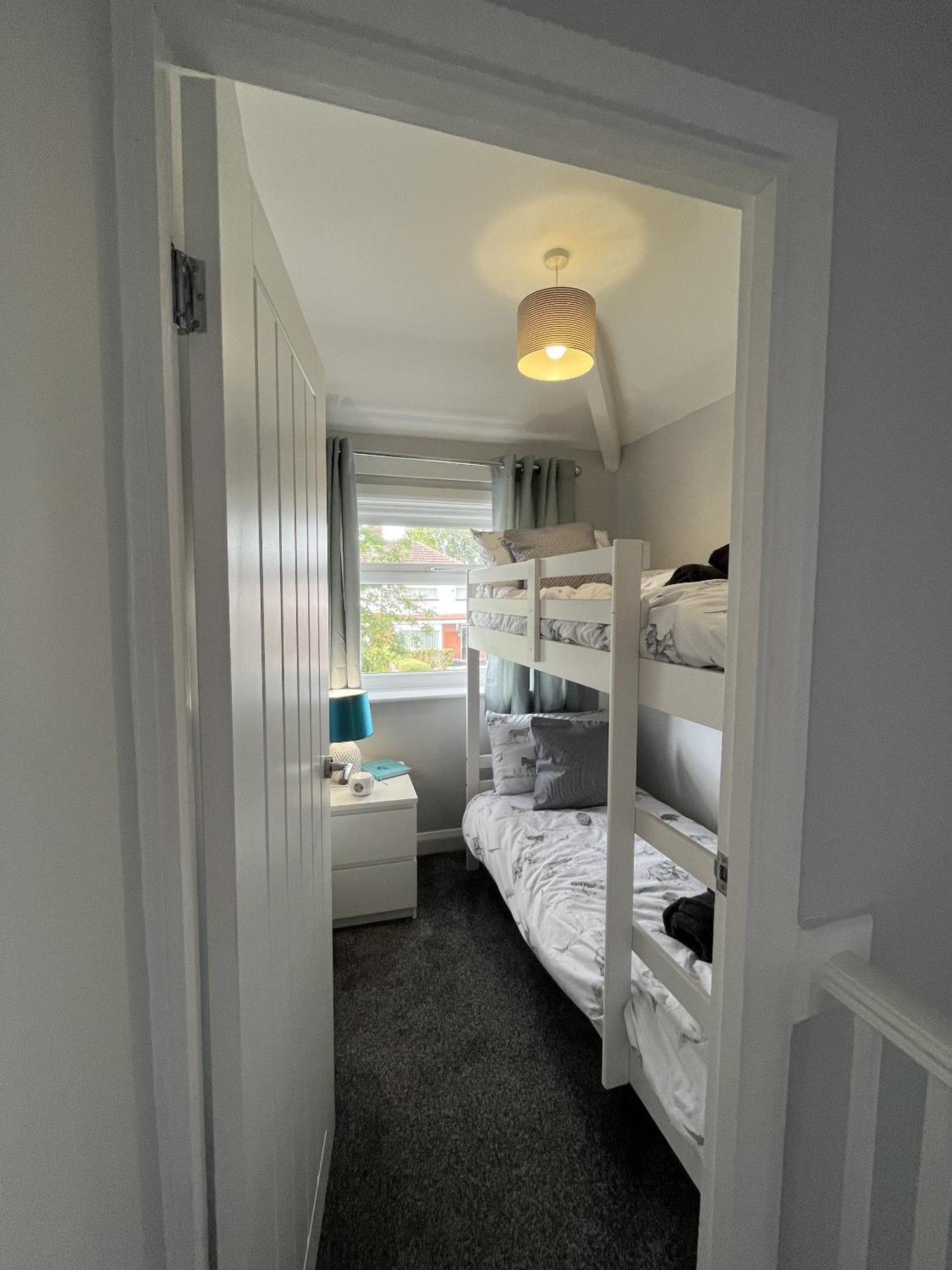 Holiday home Modern 3-bed Stay-away-home Sleeps 6 Nr