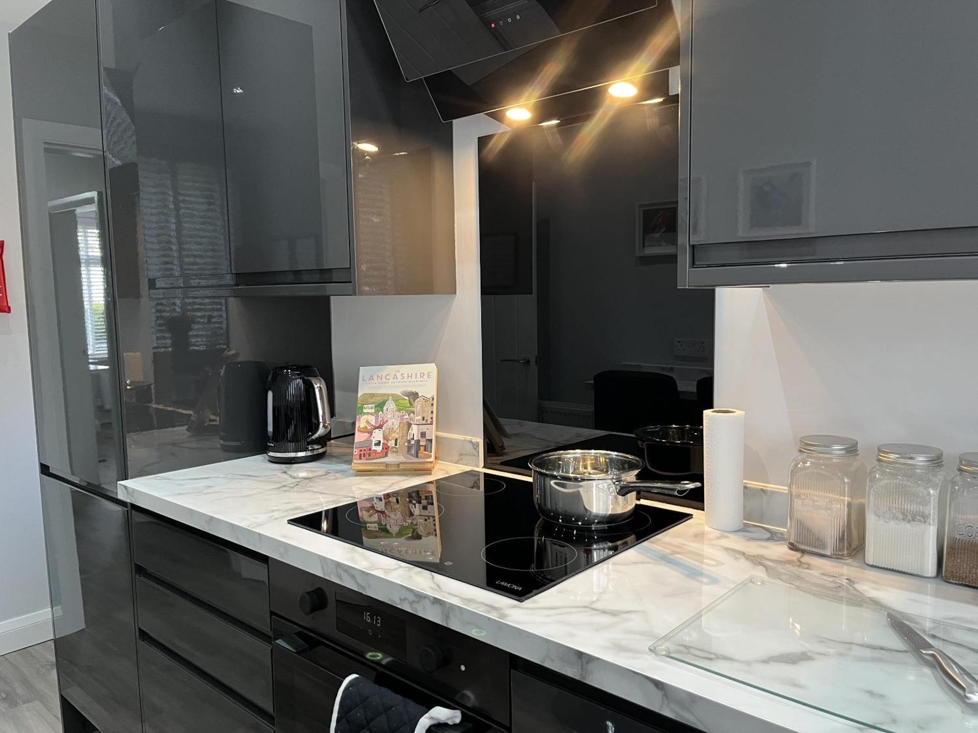 Modern 3-bed Stay-away-home Sleeps 6 Nr Holiday home *