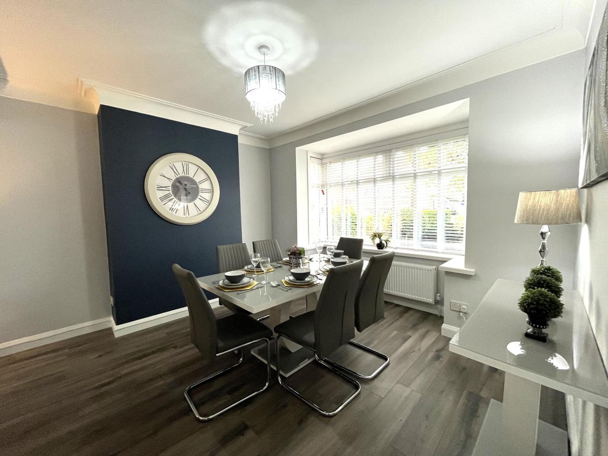Modern 3-bed Stay-away-home Sleeps 6 Nr Holiday home Manchester