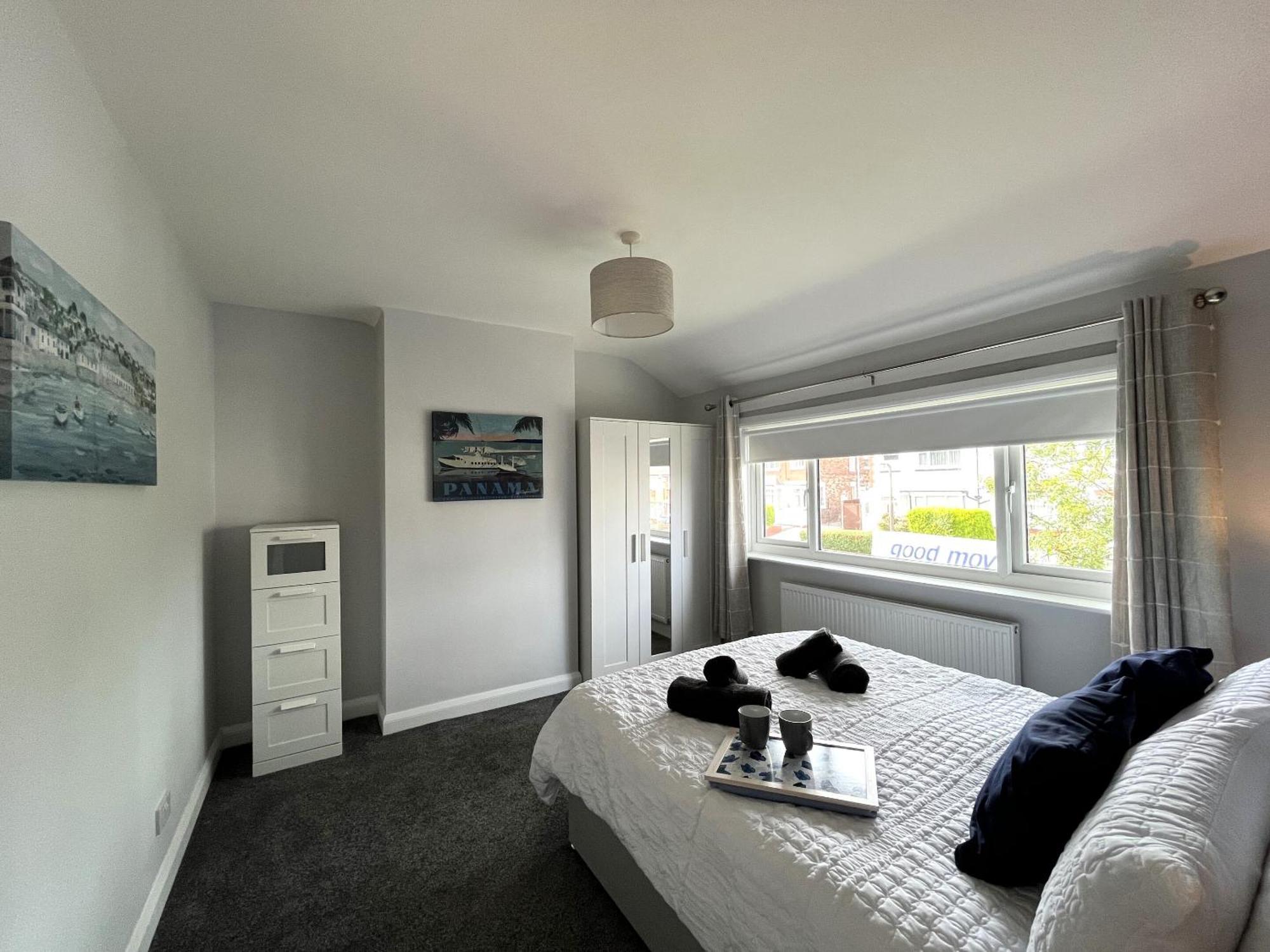 Modern 3-bed Stay-away-home Sleeps 6 Nr Holiday home *