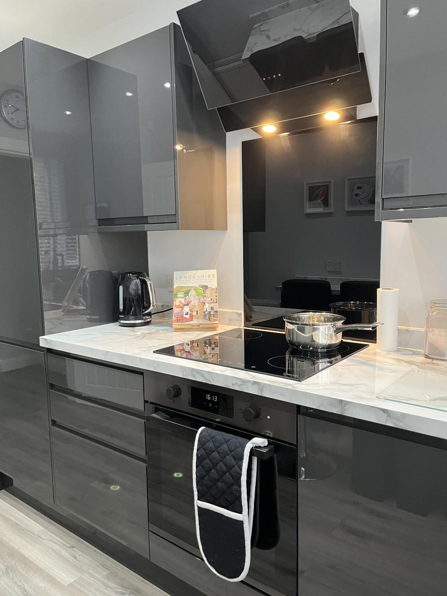Modern 3-bed Stay-away-home Sleeps 6 Nr *