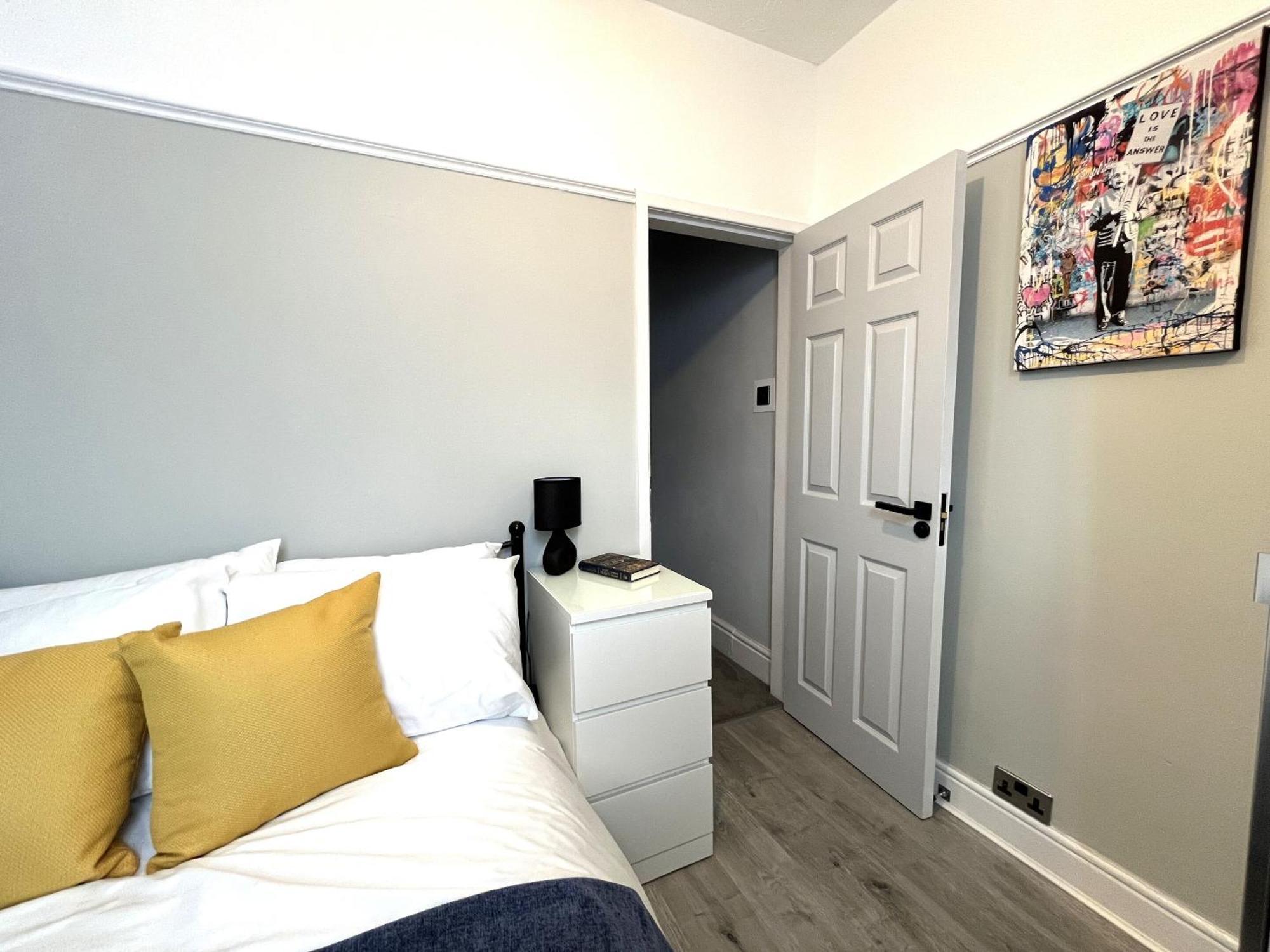 Spacious Sleeps 8 Nr Etihad Coop Live &