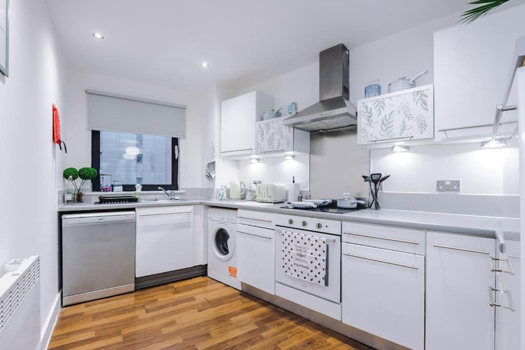 Spacious Deansgate Apartment, Free Park, Sleeps 8 * Manchester