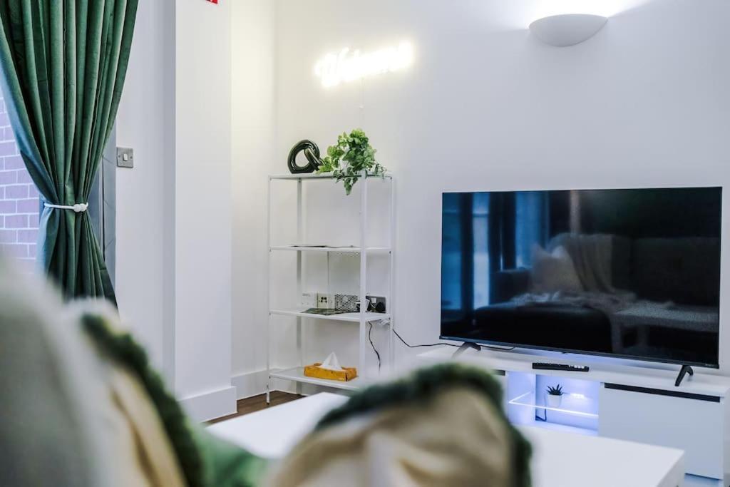 Spacious Deansgate Apartment, Free Park, Sleeps 8 * Manchester