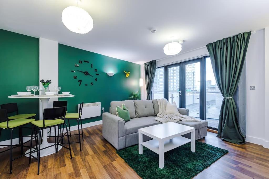 Spacious Deansgate Apartment, Free Park, Sleeps 8 *