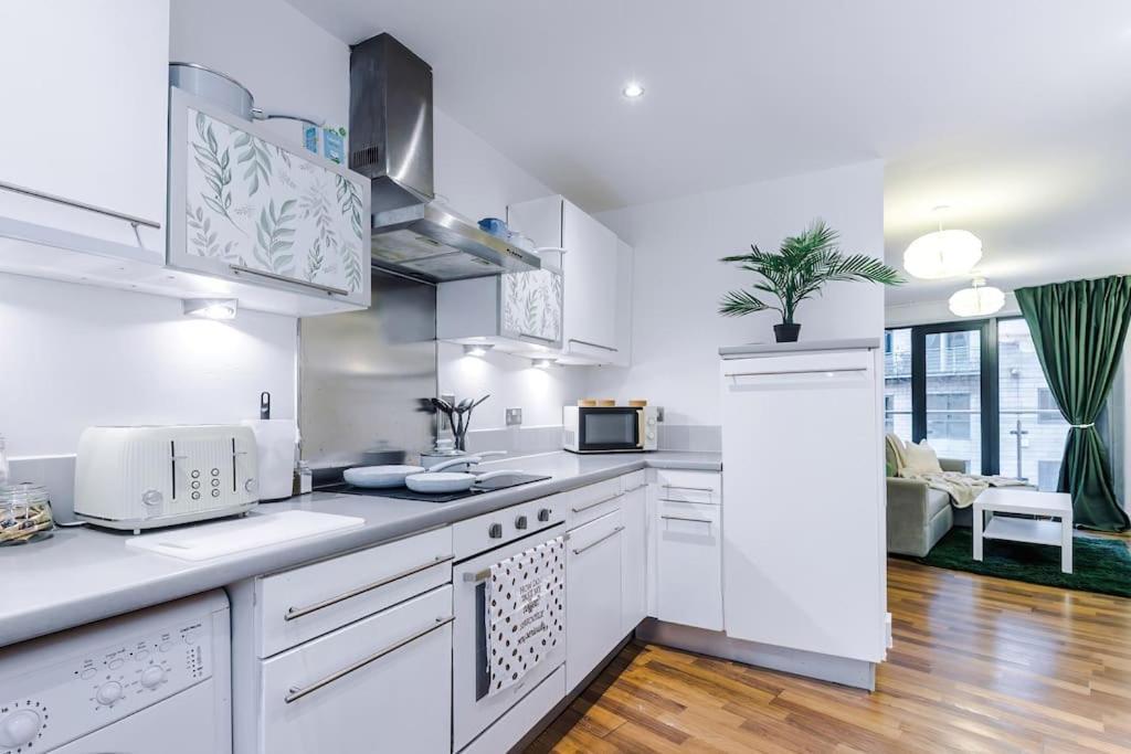 Spacious Deansgate Apartment, Free Park, Sleeps 8 Apartment *
