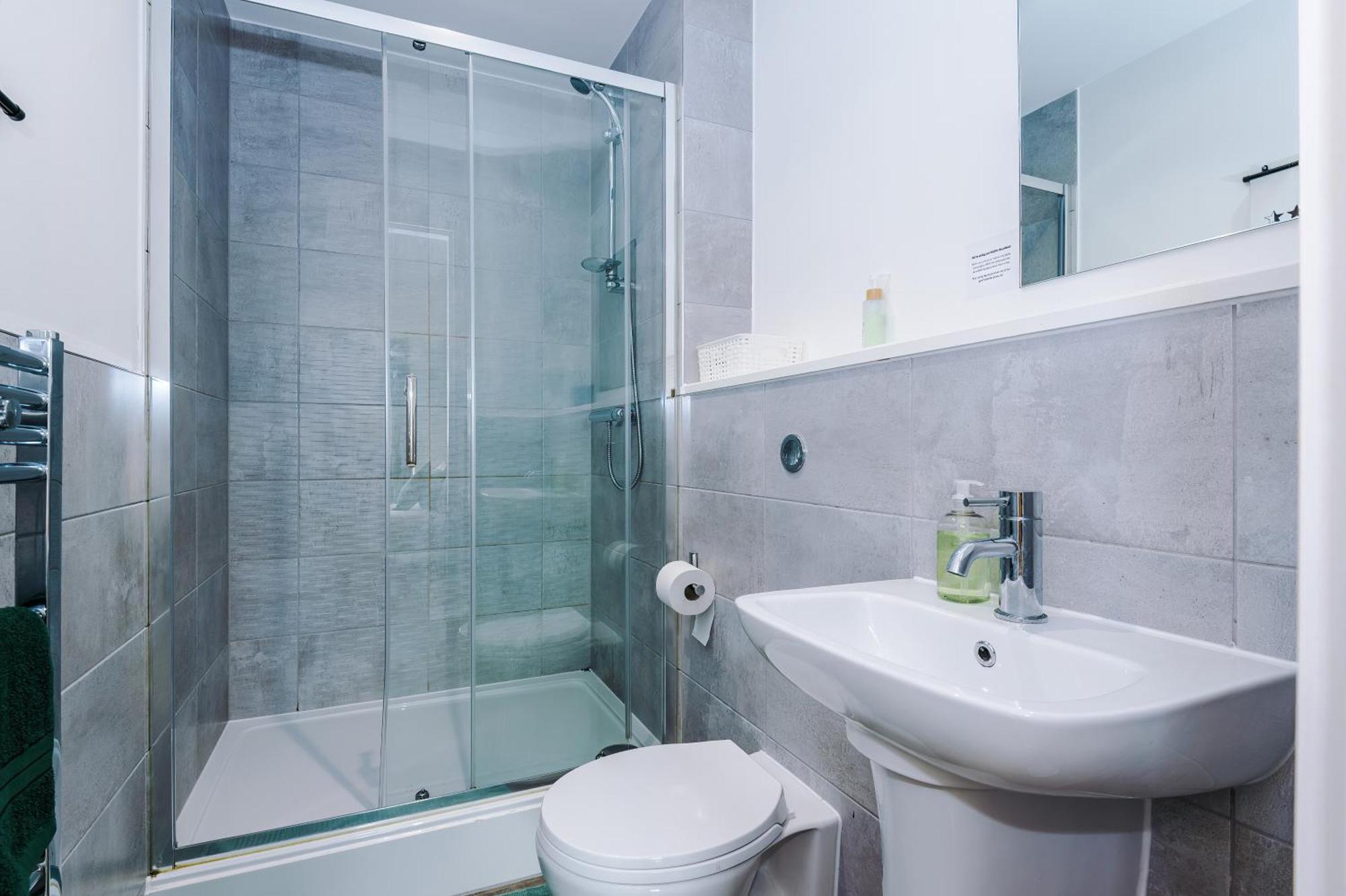 Stunning In Salford Quays, Dart Board, Balcony With Amazing Views, Sleeps 6 Apartment