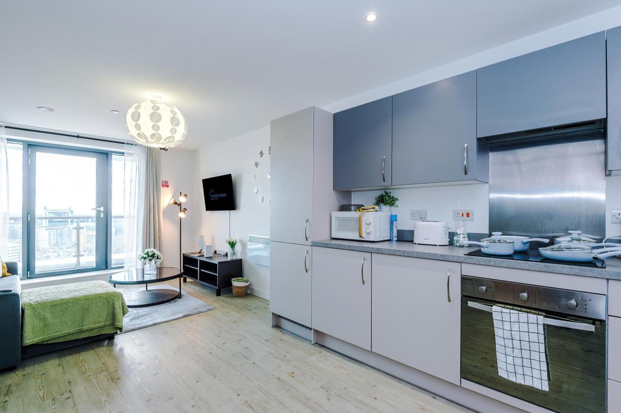 Stunning In Salford Quays, Dart Board, Balcony With Amazing Views, Sleeps 6 *