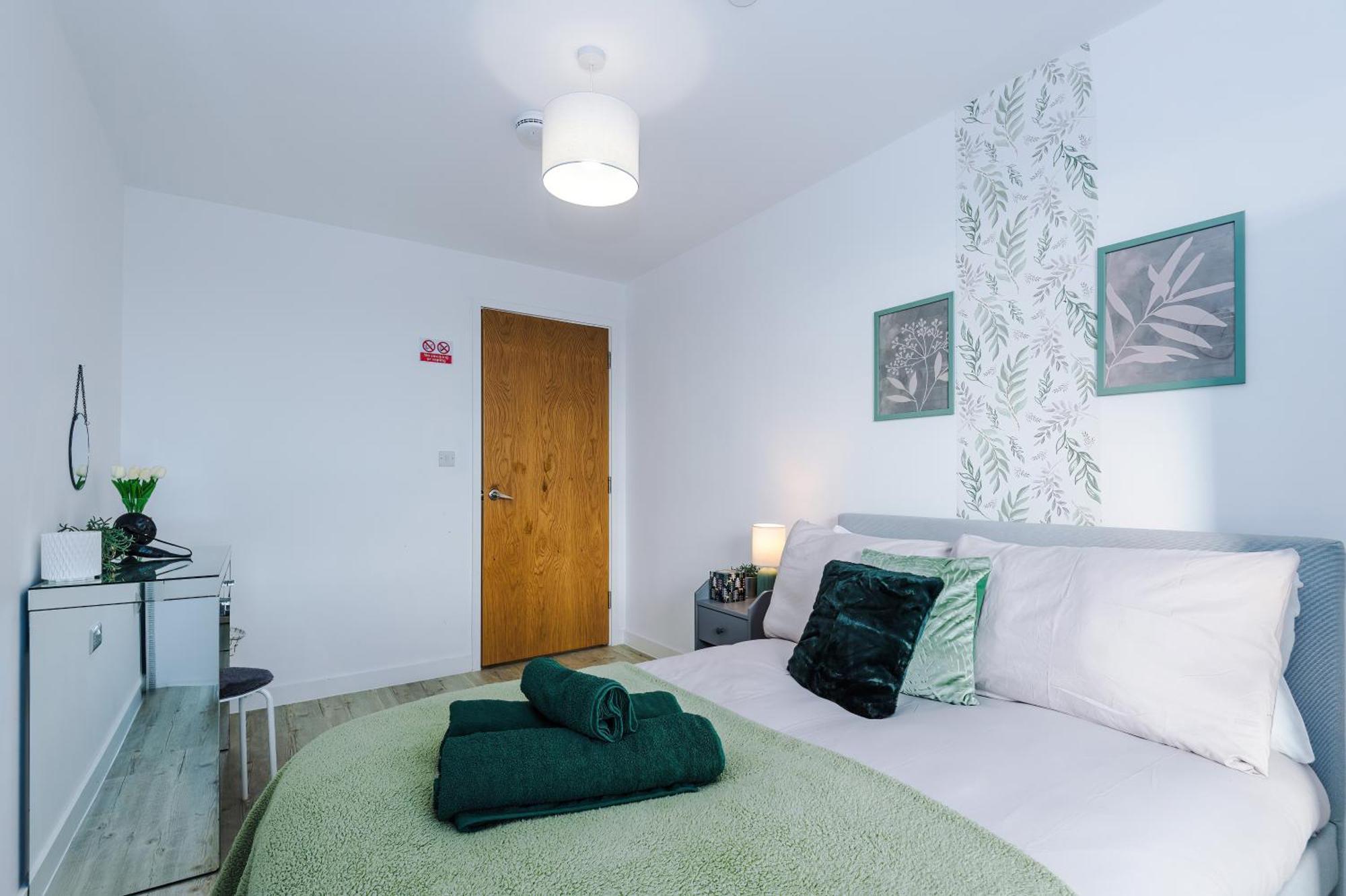 Apartment Stunning In Salford Quays, Dart Board, Balcony With Amazing Views, Sleeps 6