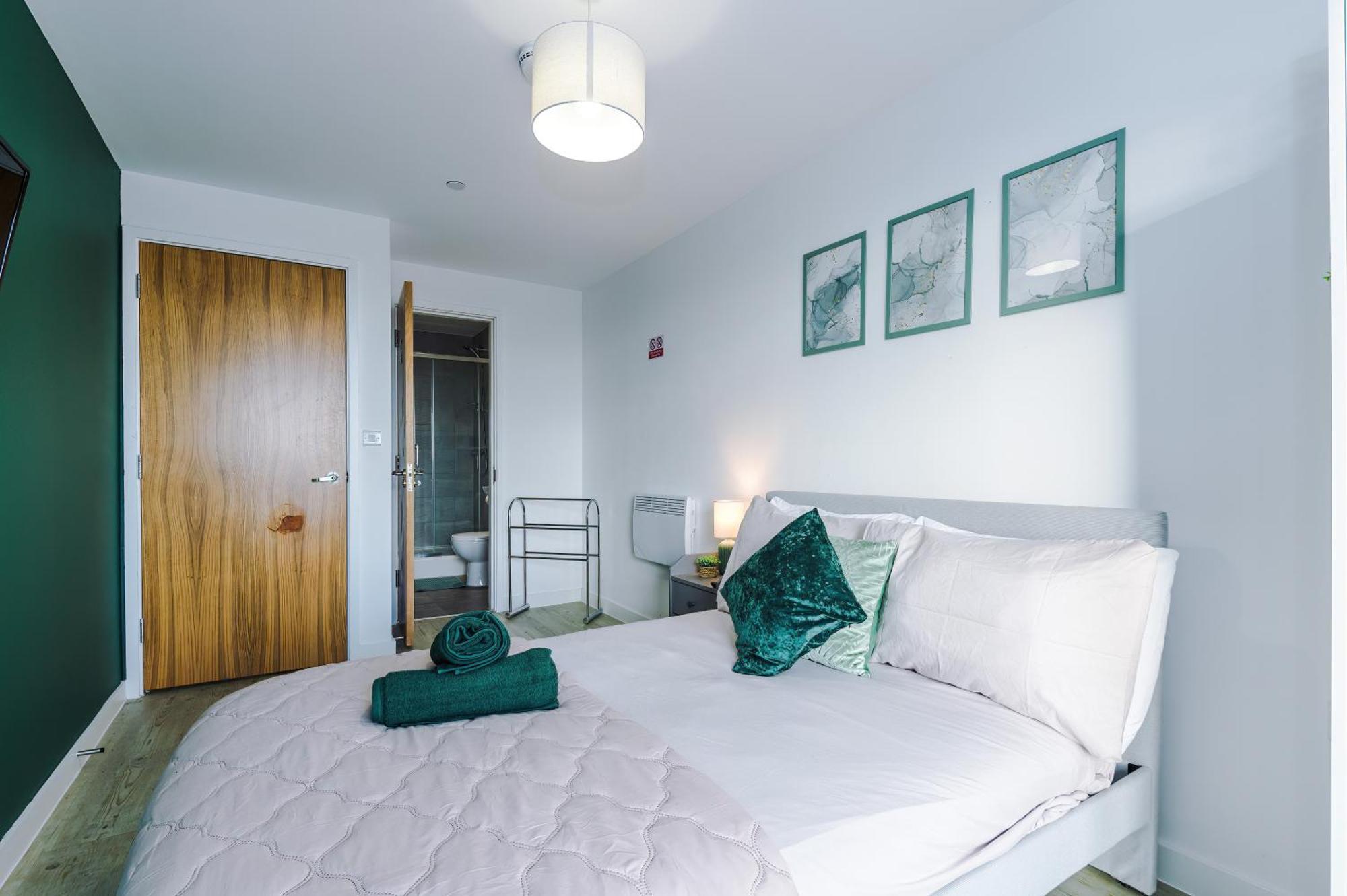 Stunning In Salford Quays, Dart Board, Balcony With Amazing Views, Sleeps 6 Apartment *