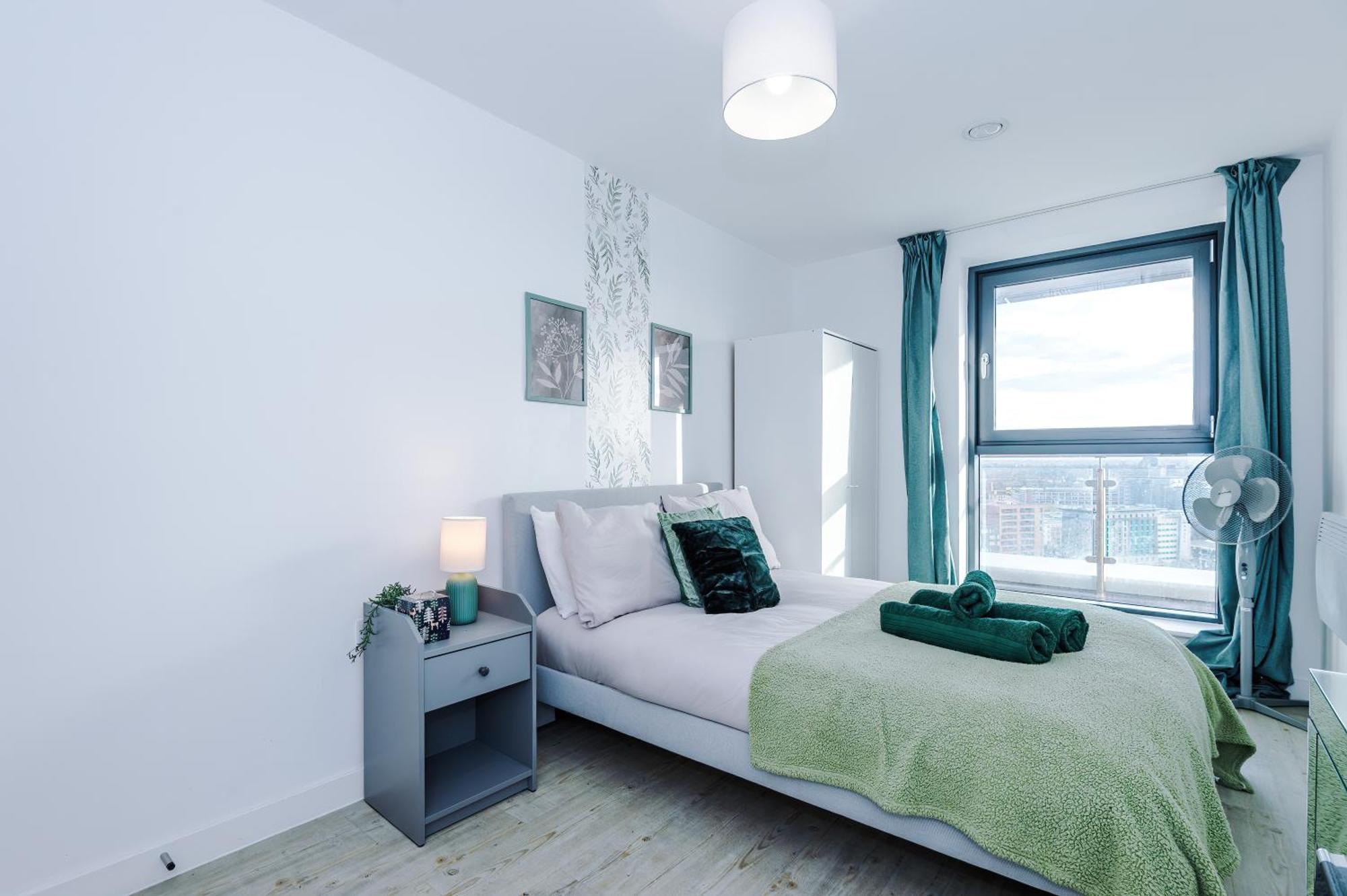 Stunning In Salford Quays, Dart Board, Balcony With Amazing Views, Sleeps 6 *