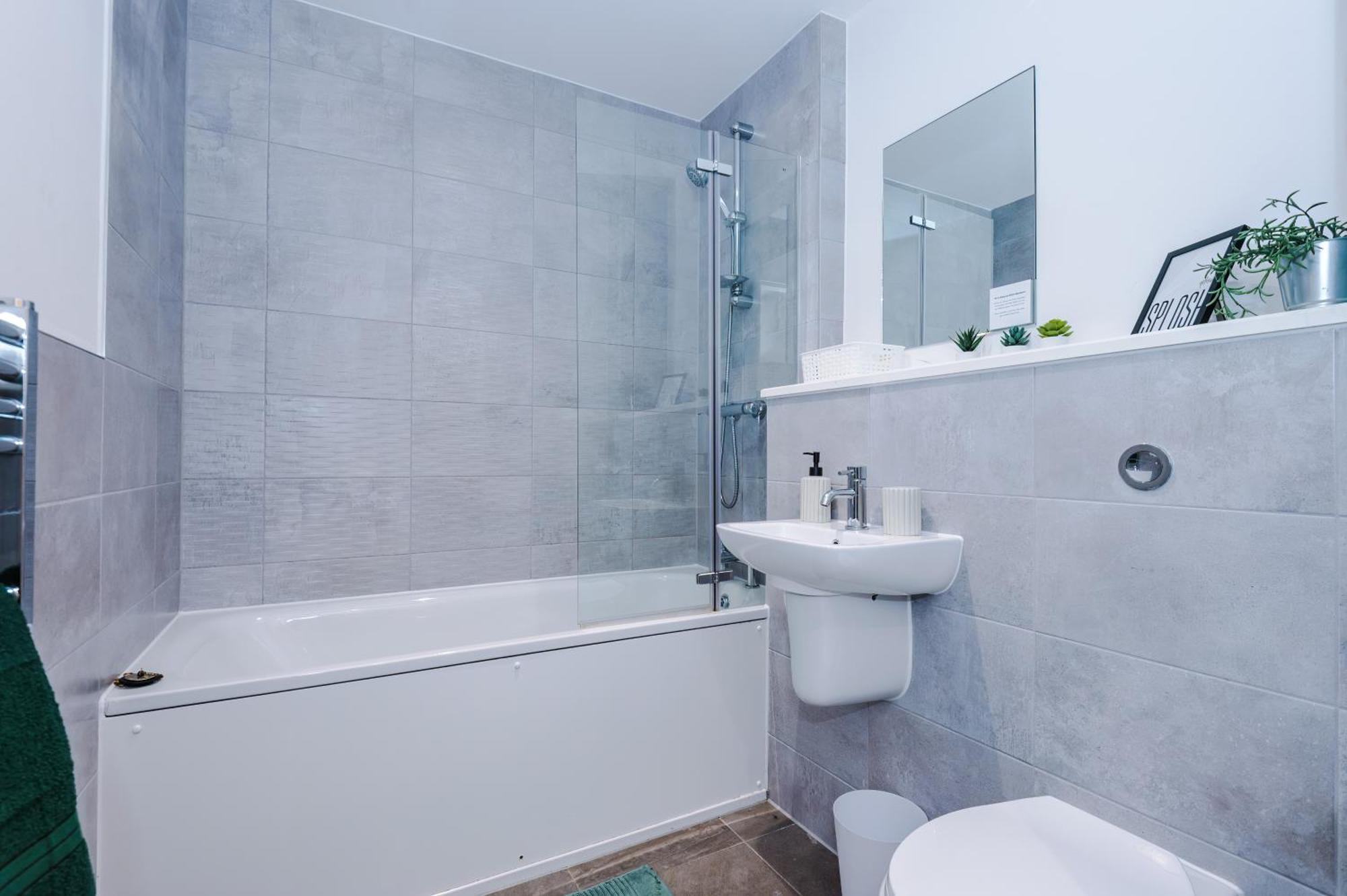 Stunning In Salford Quays, Dart Board, Balcony With Amazing Views, Sleeps 6 * Manchester