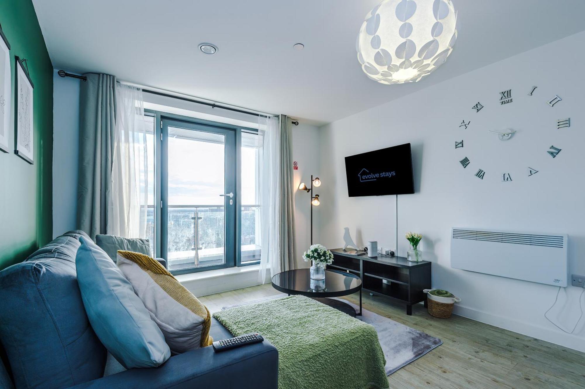Stunning In Salford Quays, Dart Board, Balcony With Amazing Views, Sleeps 6
