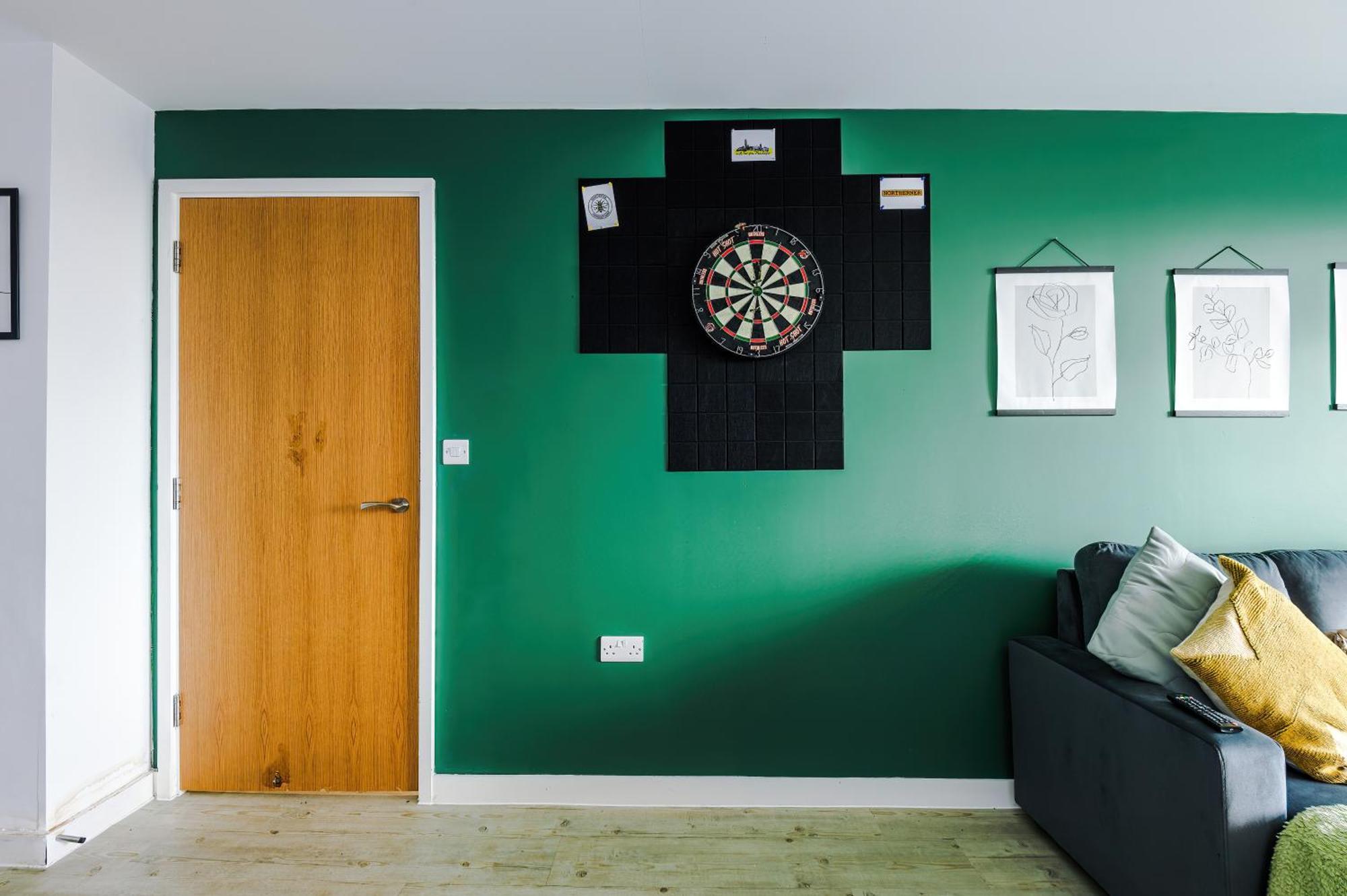 Apartment Stunning In Salford Quays, Dart Board, Balcony With Amazing Views, Sleeps 6