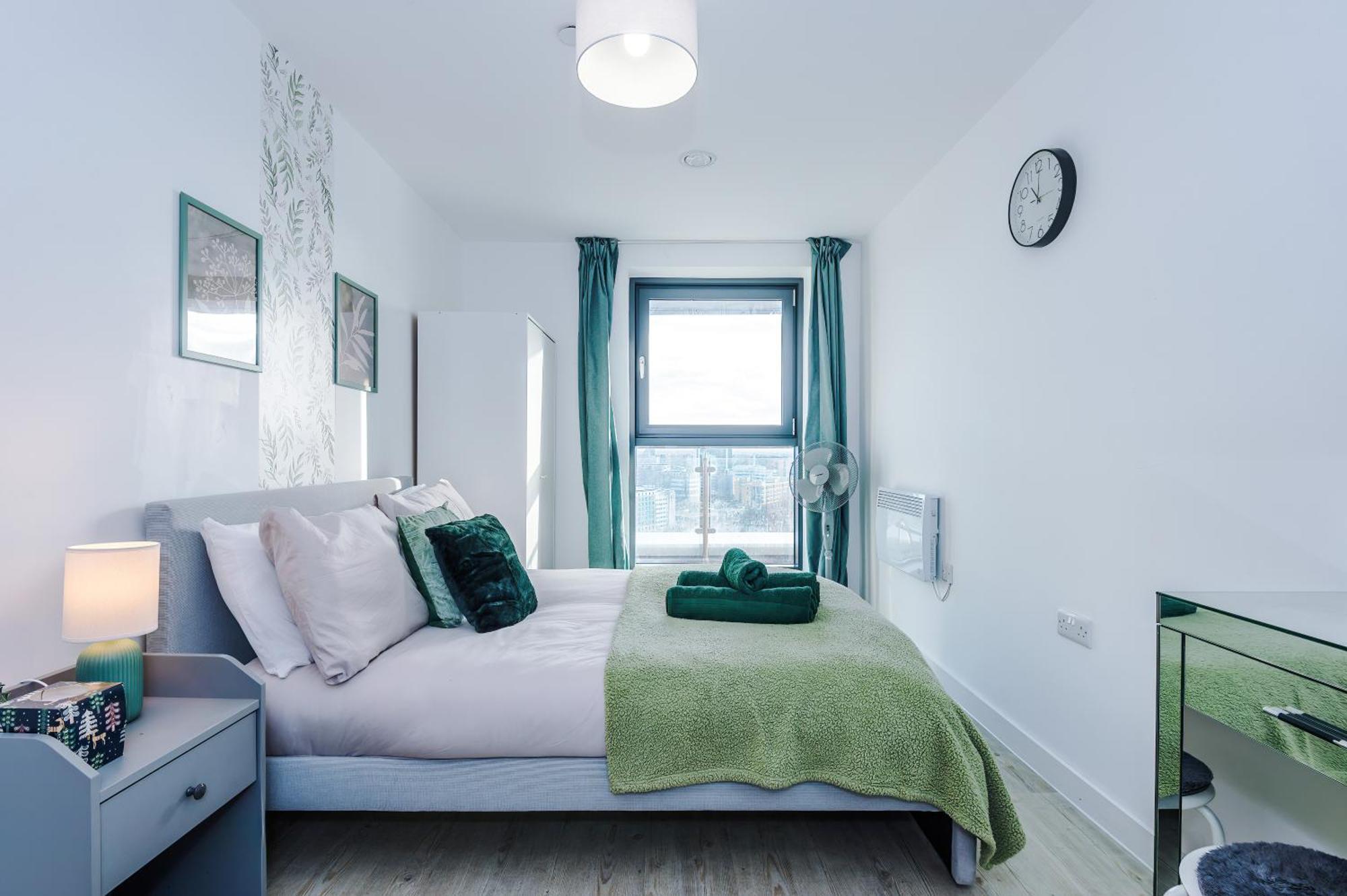 Apartment Stunning In Salford Quays, Dart Board, Balcony With Amazing Views, Sleeps 6 *