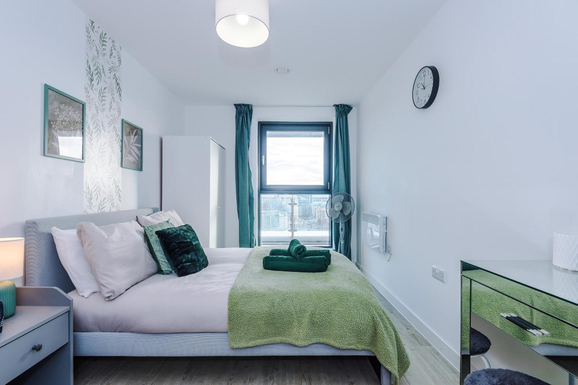 Stunning In Salford Quays, Dart Board, Balcony With Amazing Views, Sleeps 6 Apartment Manchester