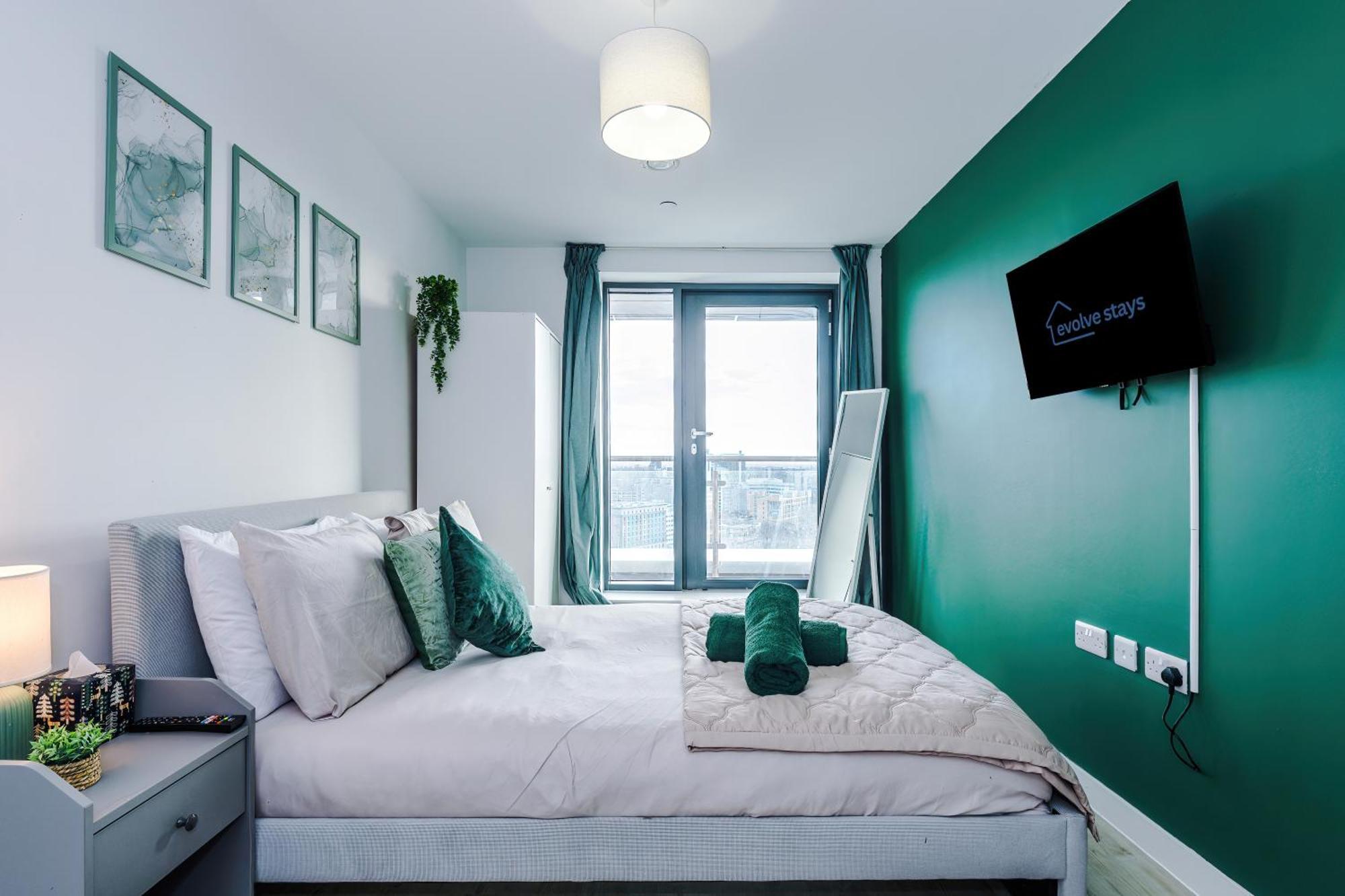 Stunning In Salford Quays, Dart Board, Balcony With Amazing Views, Sleeps 6