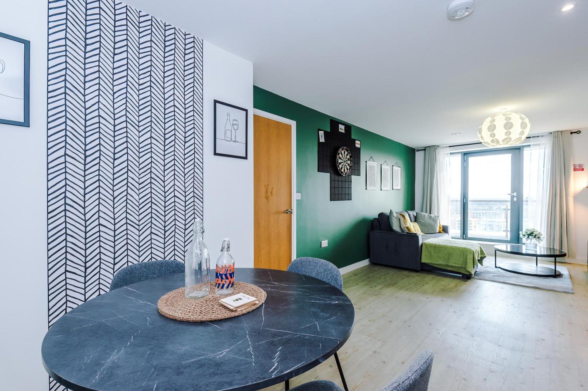 Apartment Stunning In Salford Quays, Dart Board, Balcony With Amazing Views, Sleeps 6