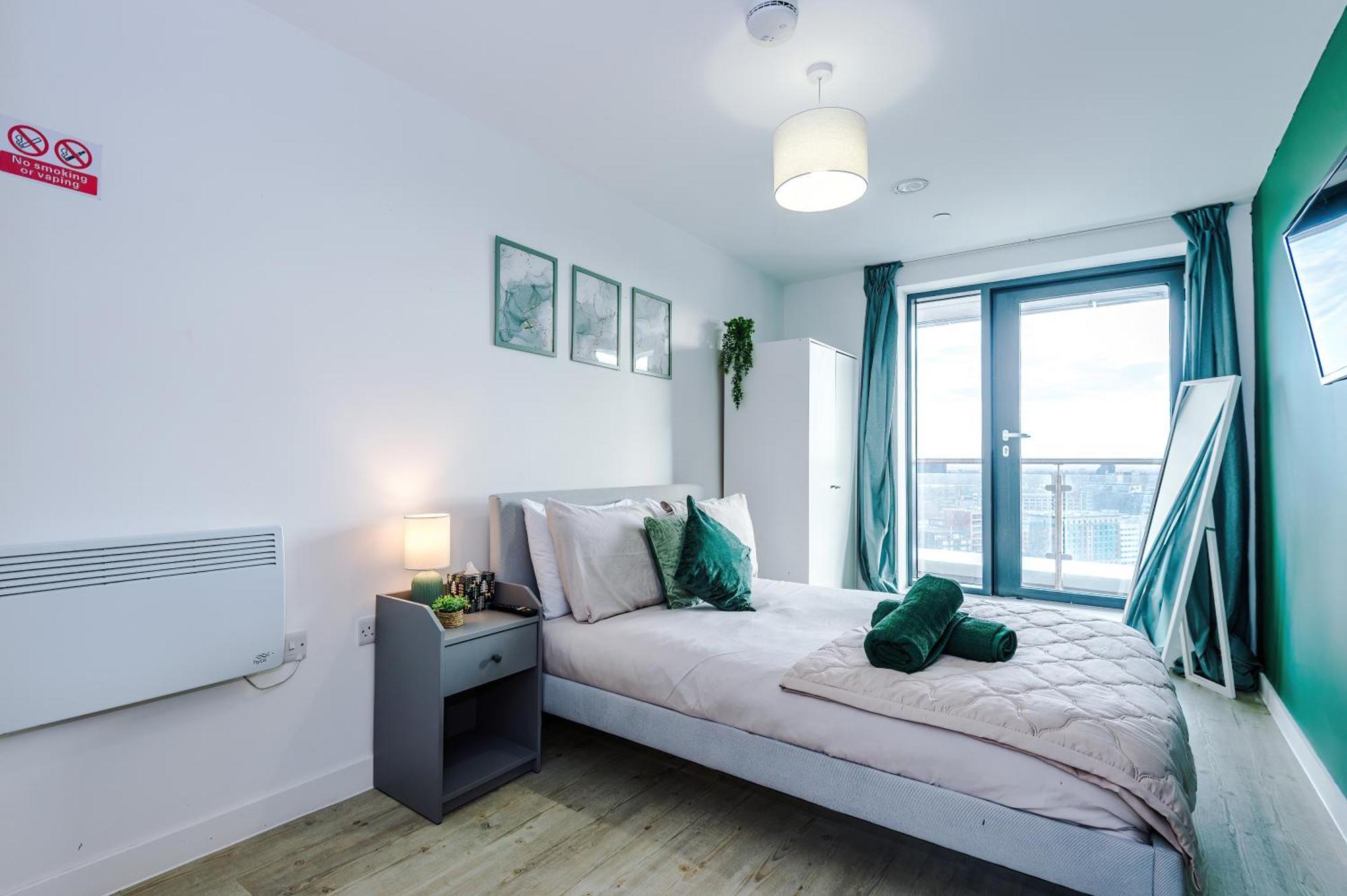 Stunning In Salford Quays, Dart Board, Balcony With Amazing Views, Sleeps 6 Apartment *