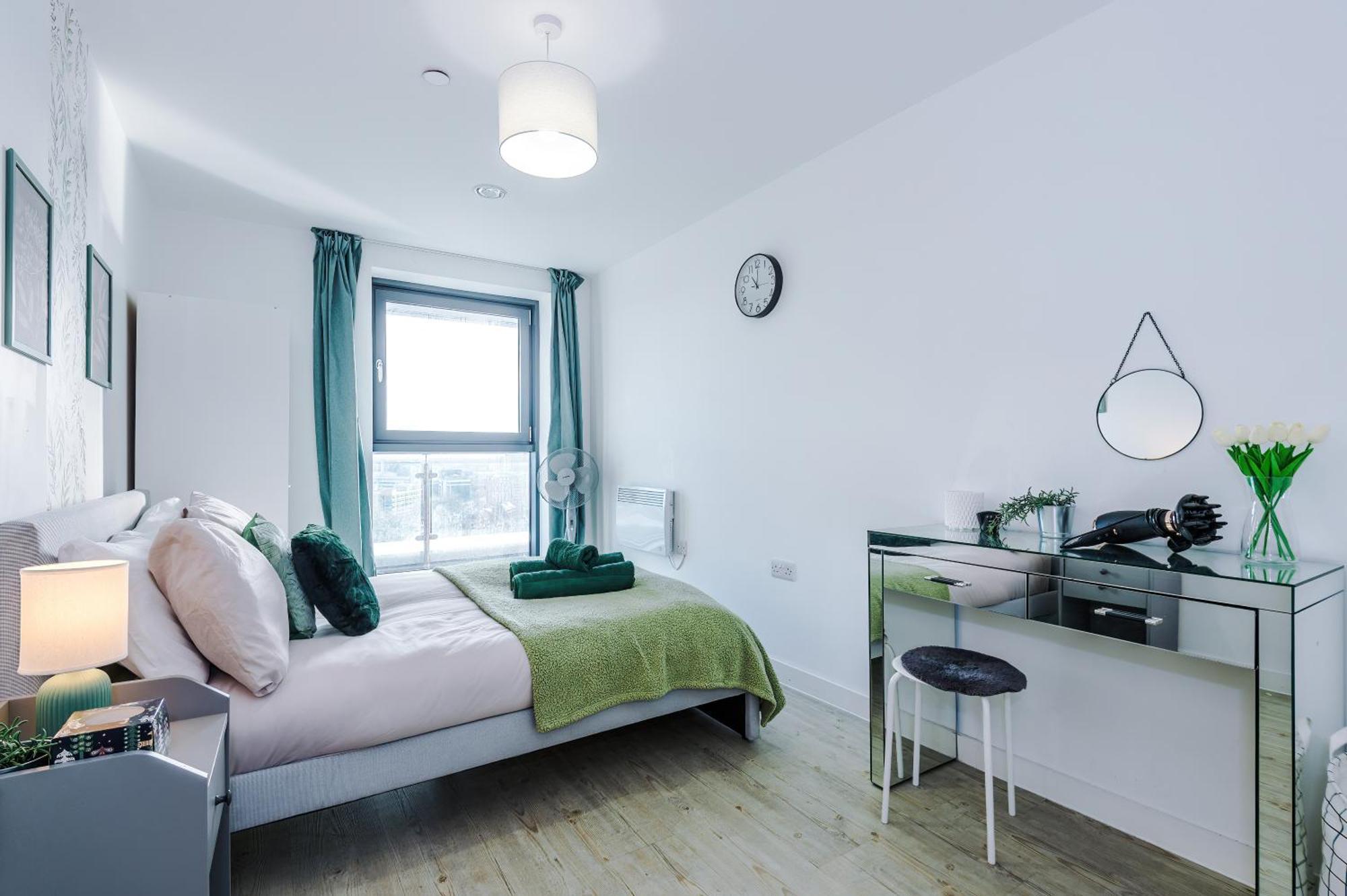 Apartment Stunning In Salford Quays, Dart Board, Balcony With Amazing Views, Sleeps 6 *