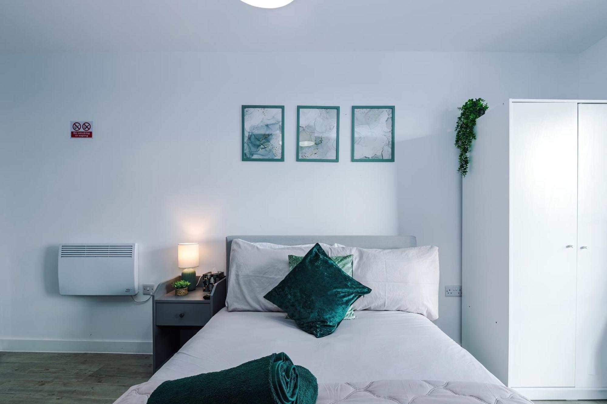 Stunning In Salford Quays, Dart Board, Balcony With Amazing Views, Sleeps 6 *