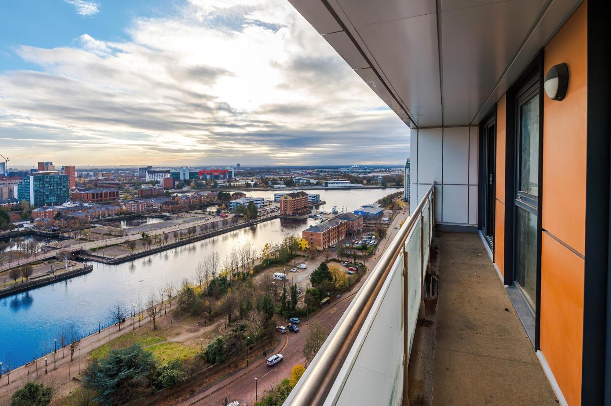 Stunning In Salford Quays, Dart Board, Balcony With Amazing Views, Sleeps 6 * Manchester