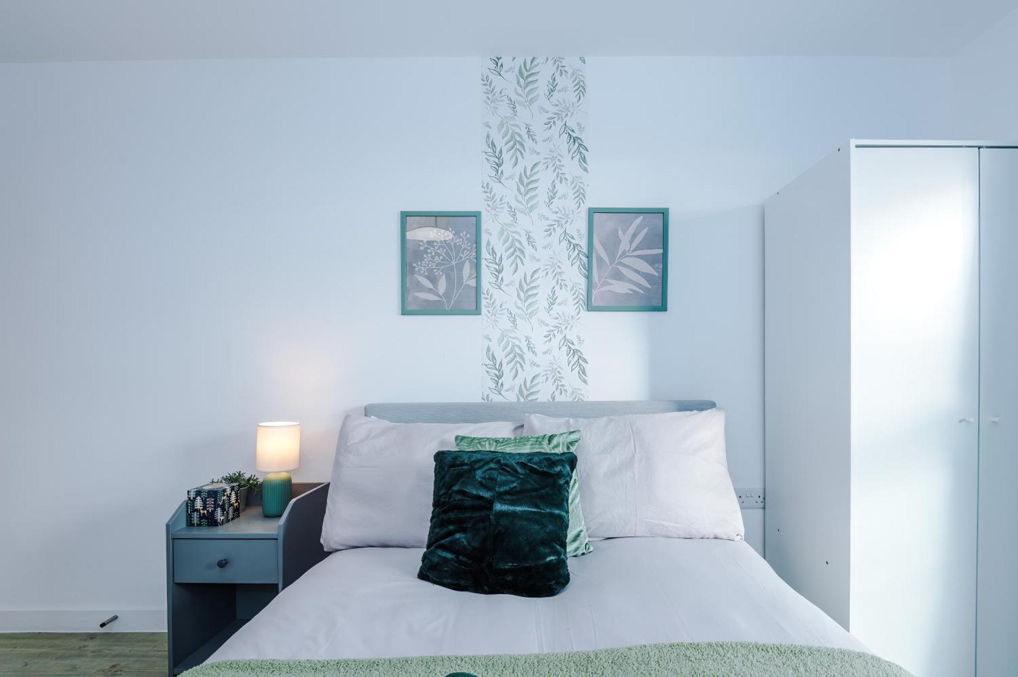 Stunning In Salford Quays, Dart Board, Balcony With Amazing Views, Sleeps 6 Apartment *