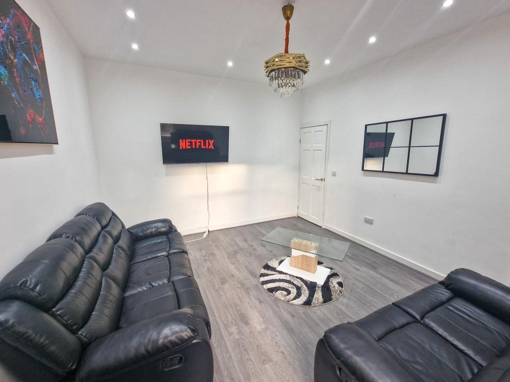 Superhost - Lovely 5 Bed Close To Centre Holiday home Manchester