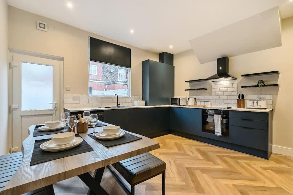Cosy & Modern Near Coop Live, Centre & Etihad - Perfect For Leisure & Contractor Guests - Free Parking!