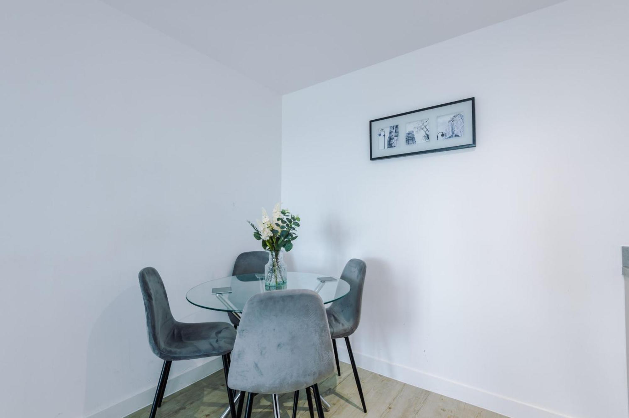 Centre - Luxury Two Bedroom Apartment
