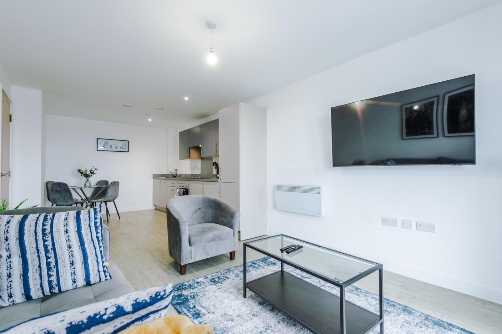 Centre - Luxury Two Bedroom Apartment *