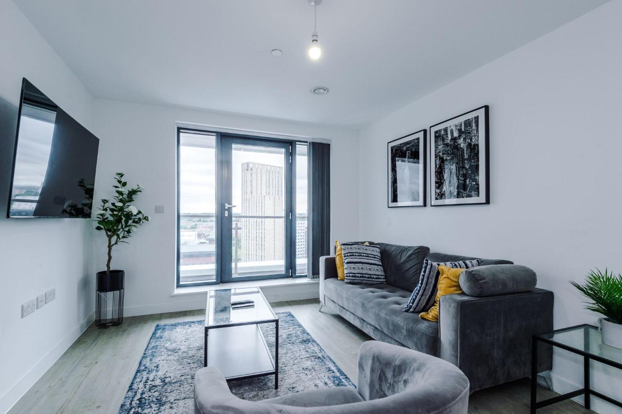 Centre - Luxury Two Bedroom Apartment *