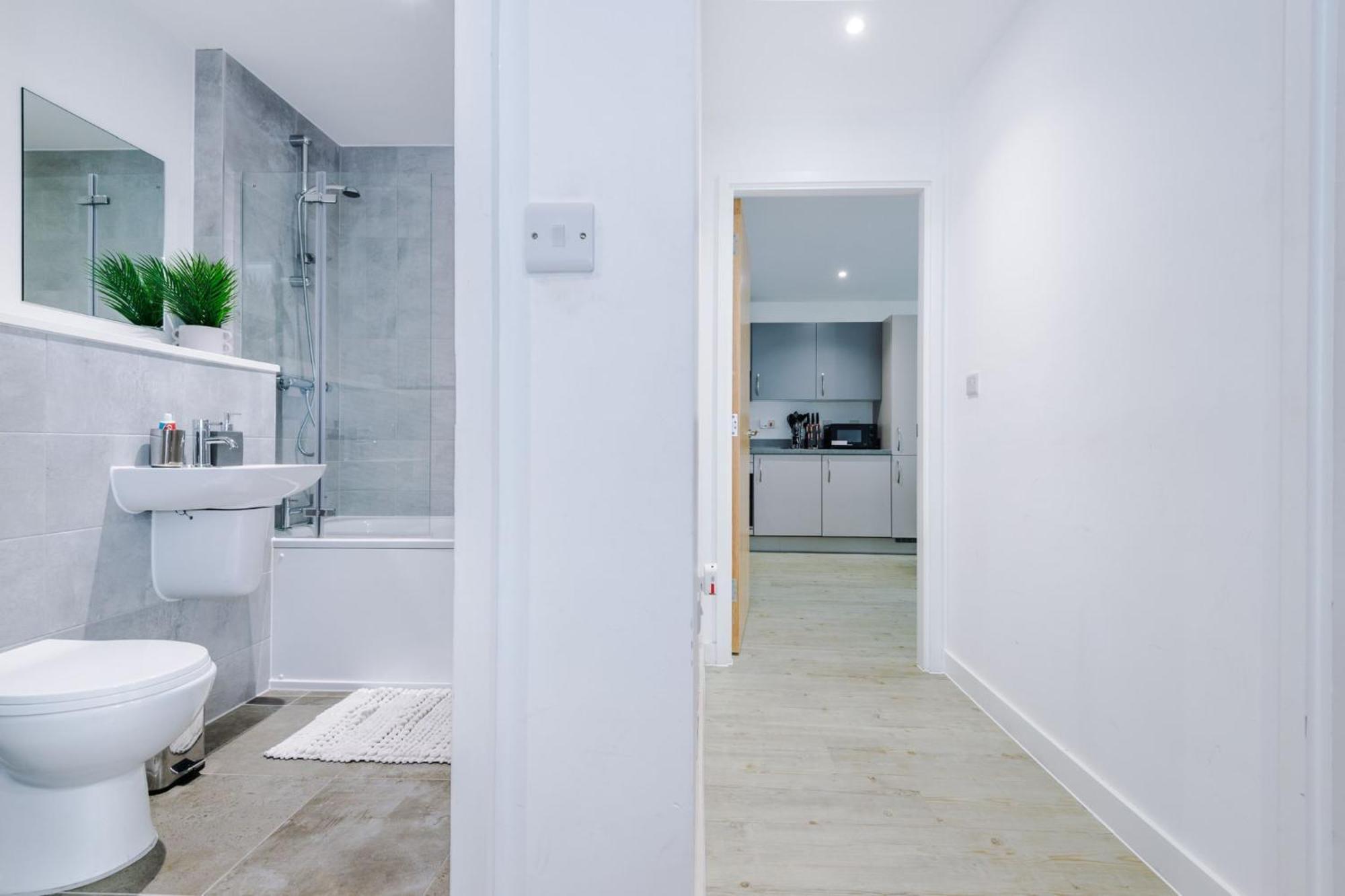 Centre - Luxury Two Bedroom Apartment *