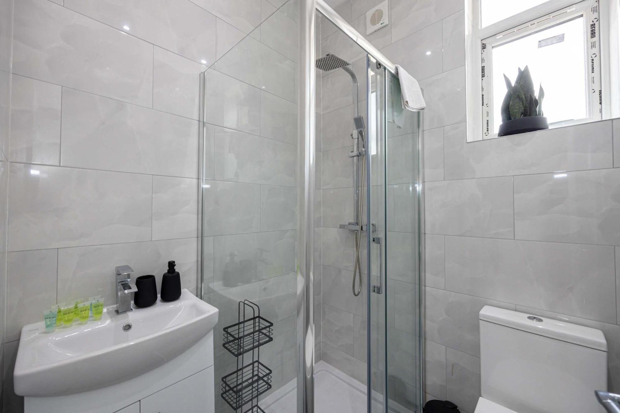 Holiday home Newly Refurbished 4bedroom House Nr Centre *