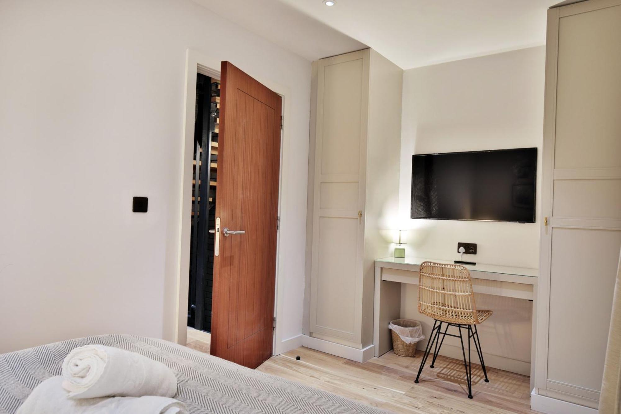 Stunning Luxury Townhouse In Centre Of