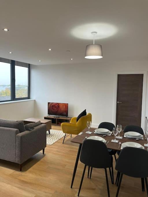 Modern & Spacious 2 Bed By Old Trafford Appartement