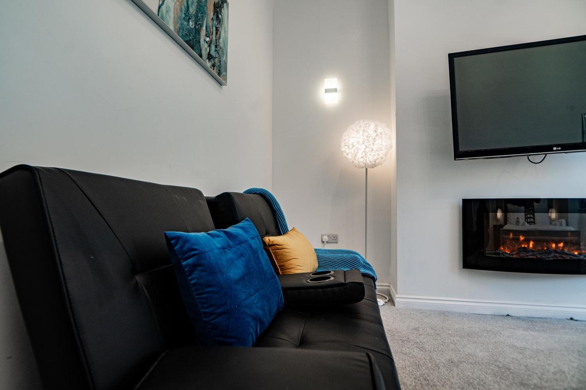 Holiday home - 4 Beds - Sleeps 7 - Street Parking