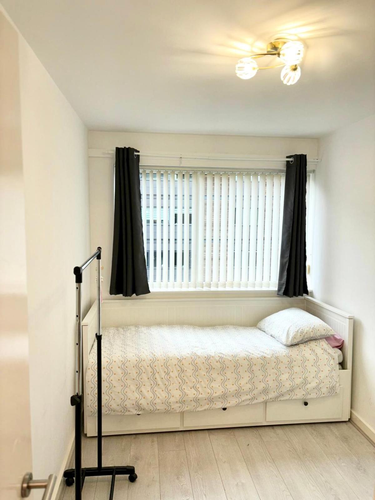 Luxury 2 Bed Centre Close To Salford Quays - Secured Underground Parking Included *
