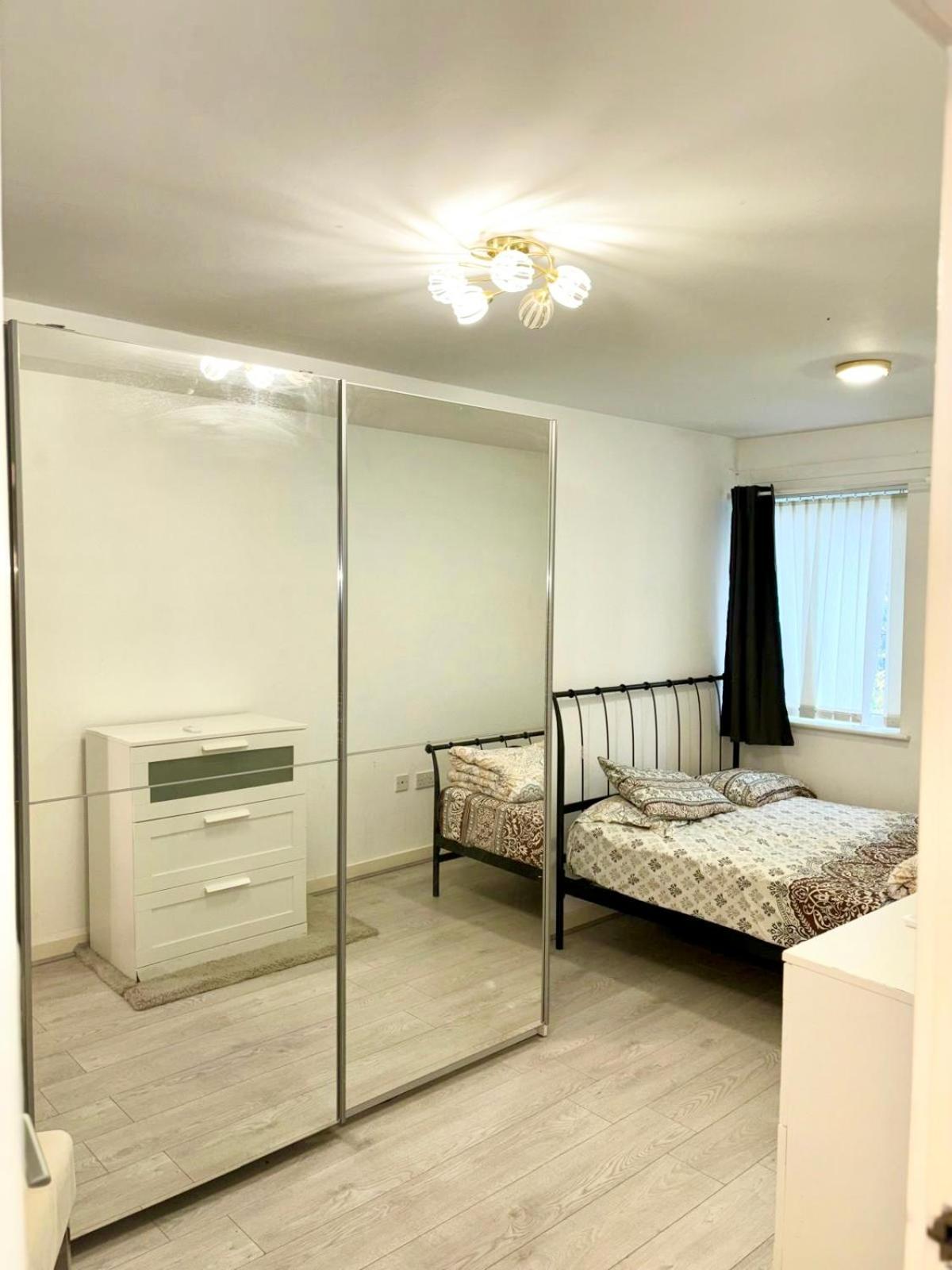 Luxury 2 Bed Centre Close To Salford Quays - Secured Underground Parking Included Manchester