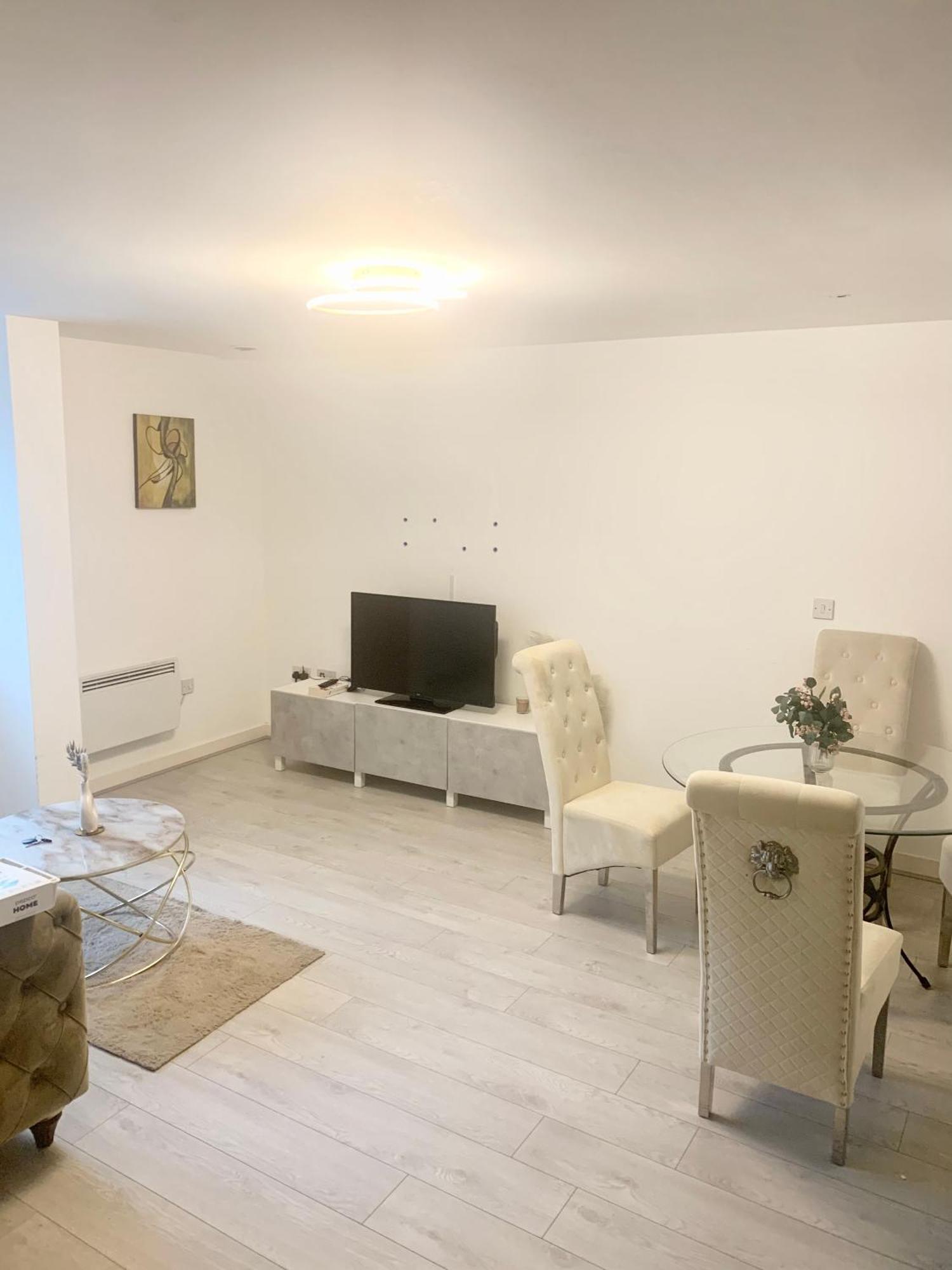Luxury 2 Bed Centre Close To Salford Quays - Secured Underground Parking Included *