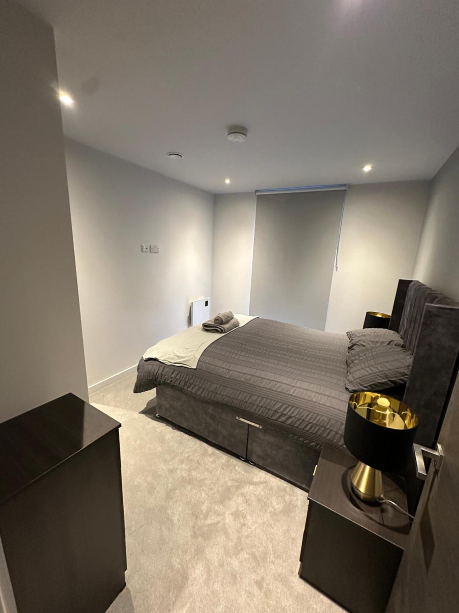 Apartment Spacious Modern 2 Bedroom *