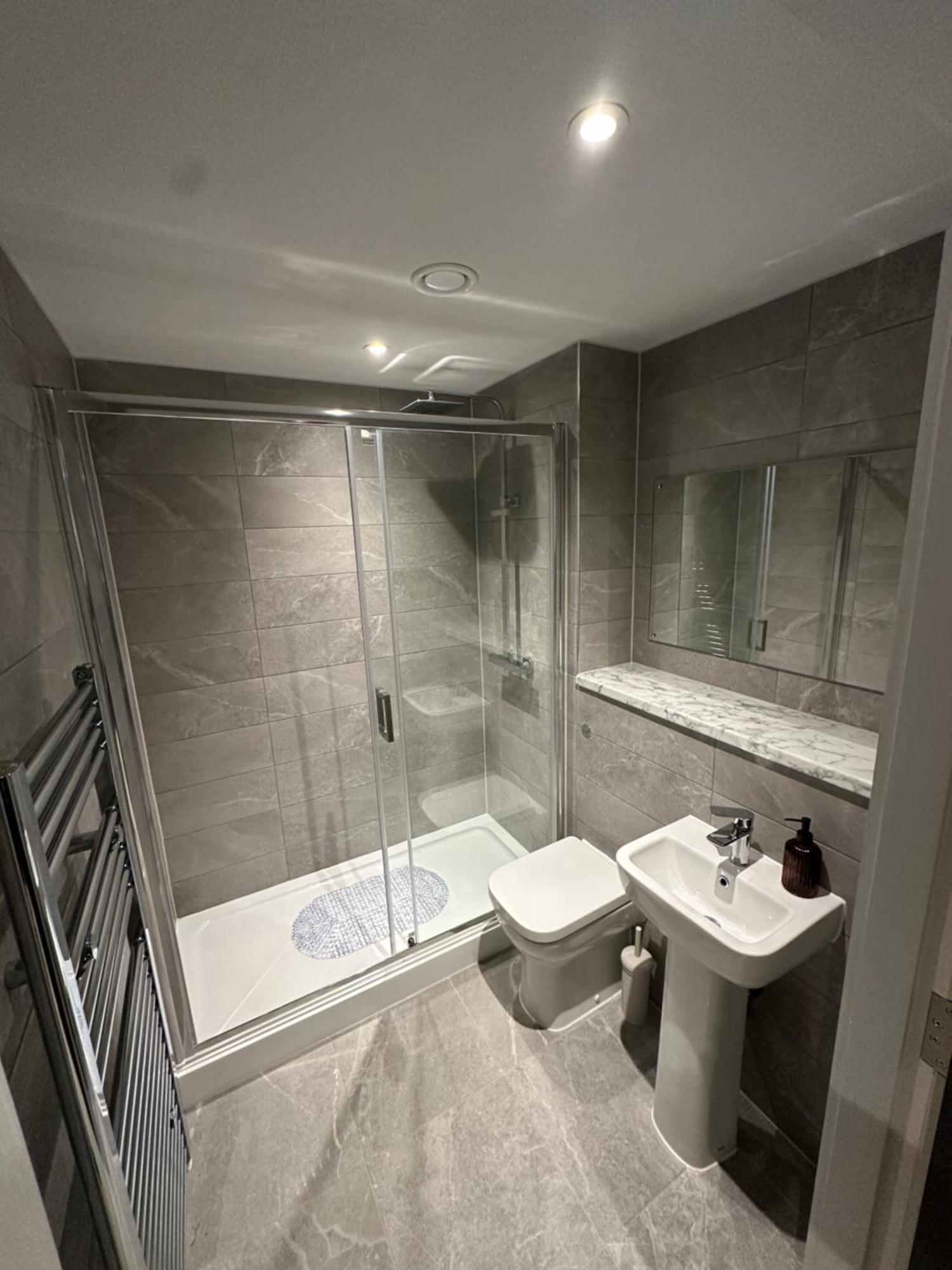 Spacious Modern 2 Bedroom *