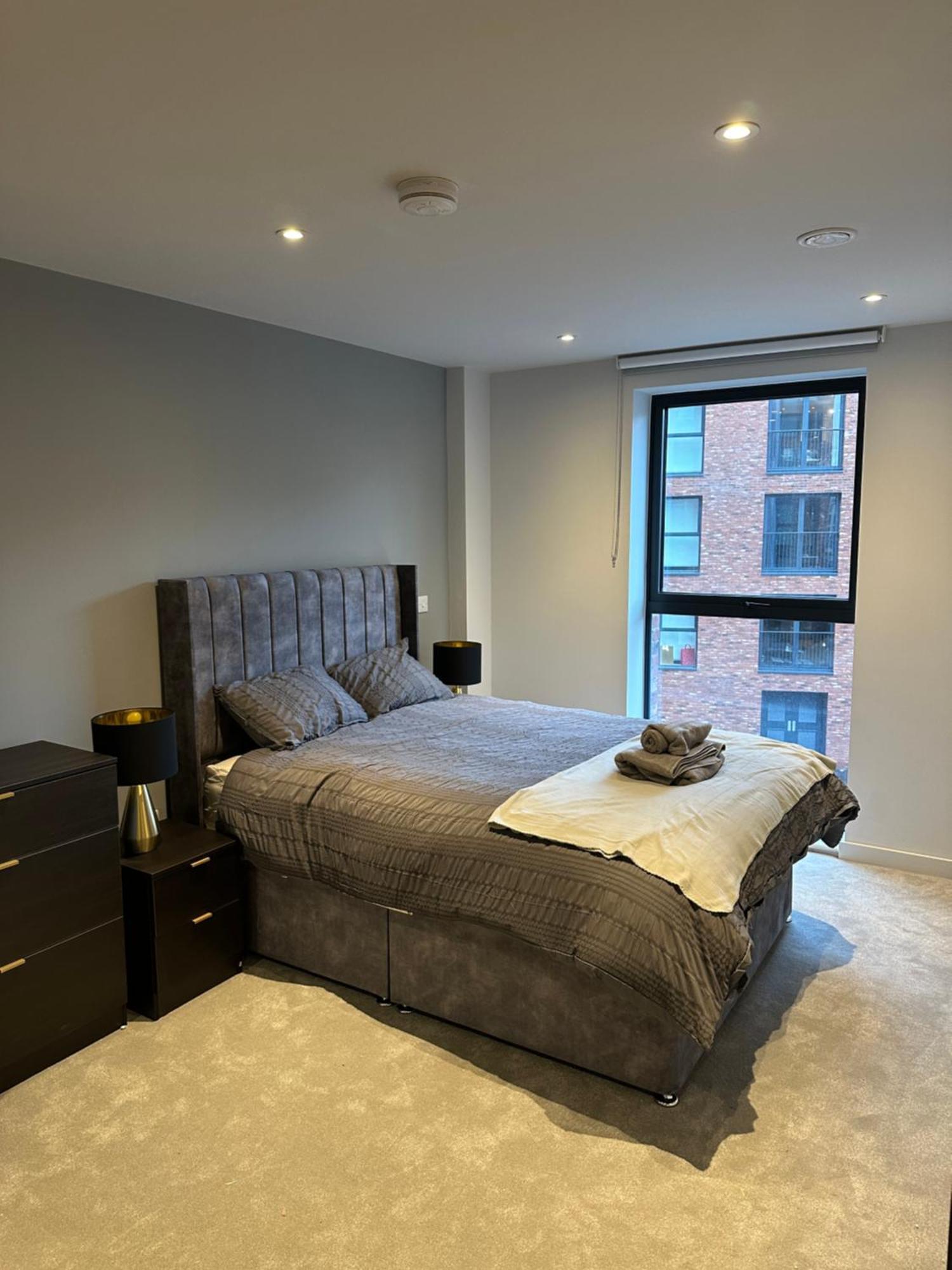 Spacious Modern 2 Bedroom *